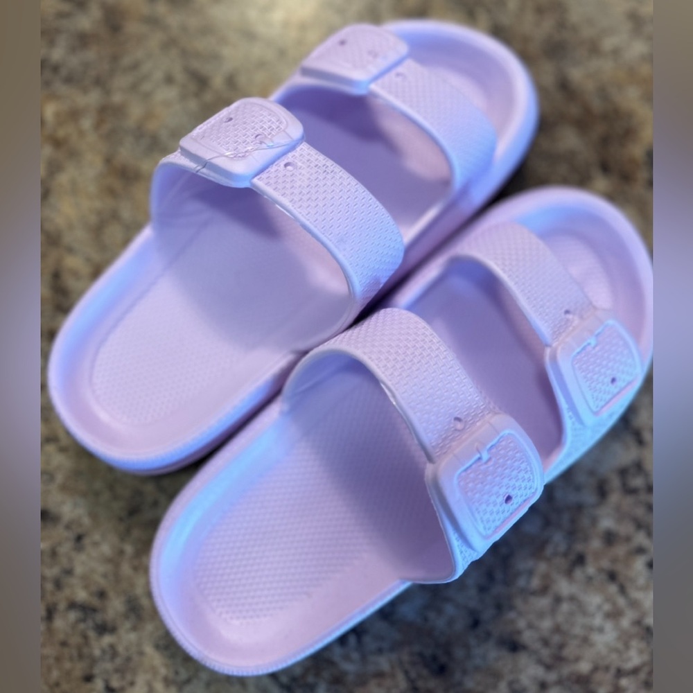 Lavender double faux button foam slides.